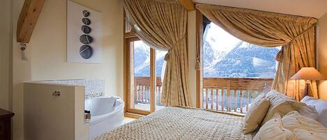 7 bedrooms, iron/ironing board, WiFi, bed sheets