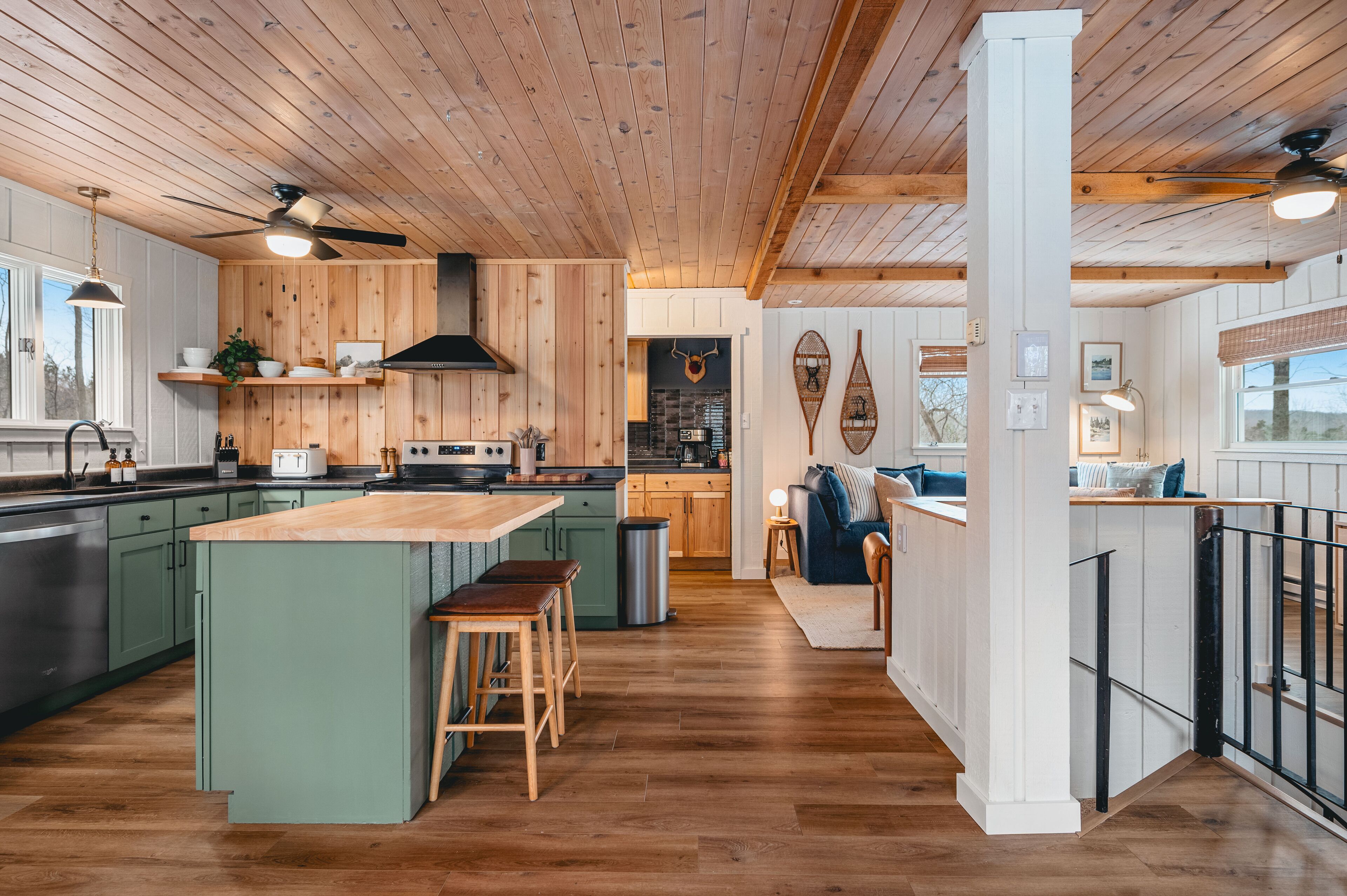 Shanty Creek- 2 king beds, close to Torch Lake, and Pool & Hot Tub Access
