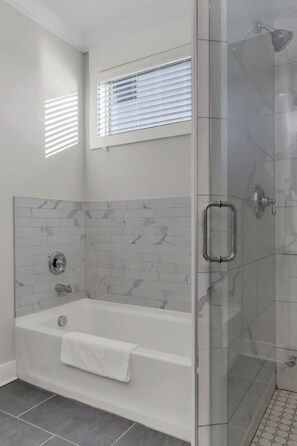 Shower, hair dryer, towels, shampoo - The Nicoletta - Double Porches & Pergola (Nashville)