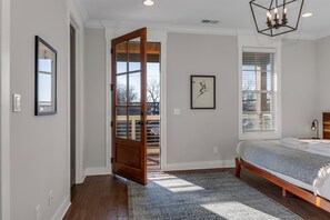 4 bedrooms, desk, iron/ironing board, free WiFi - The Nicoletta - Double Porches & Pergola (Nashville)