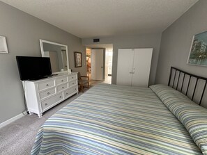 2 bedrooms, desk, iron/ironing board, WiFi - Quiet Oasis 2nd Floor Garden View, (Sarasota)