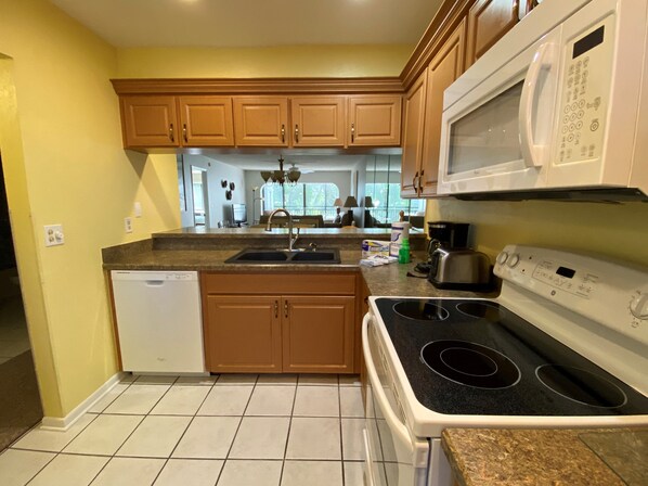 Fridge, microwave, oven, dishwasher - Quiet Oasis 2nd Floor Garden View, (Sarasota)