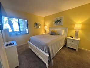 2 bedrooms, desk, iron/ironing board, WiFi - Quiet Oasis 2nd Floor Garden View, (Sarasota)