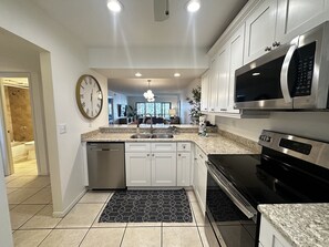 Réfrigérateur, micro-ondes, four, lave-vaisselle