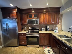 Kjøleskap, mikrobølgeovn, ovn og oppvaskmaskin