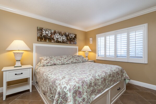 2 bedrooms, desk, iron/ironing board, WiFi - Contemporary Garden View, 2nd Floor (Sarasota)