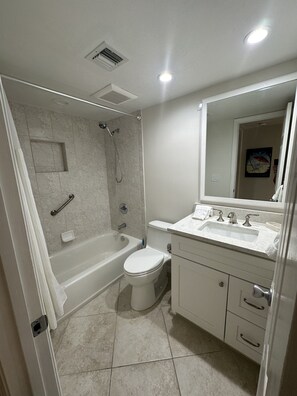 Une salle de bain moderne avec une baignoire, des toilettes et un lavabo.