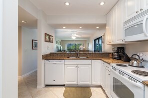 Fridge, microwave, oven, dishwasher - Bright and sunny, 2nd floor end unit (Sarasota)