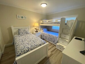 2 bedrooms, iron/ironing board, WiFi, bed sheets - Recently renovated third floor (Sarasota)