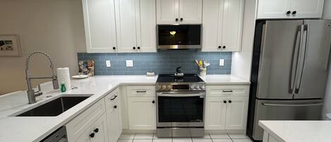 Refrigerador, microondas, horno y lavavajillas