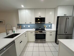 Fridge, microwave, oven, dishwasher - Fully Equipped 3rd floor unit (Sarasota)
