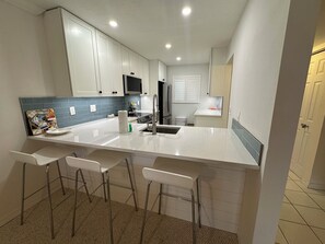 Fridge, microwave, oven, dishwasher - Fully Equipped 3rd floor unit (Sarasota)