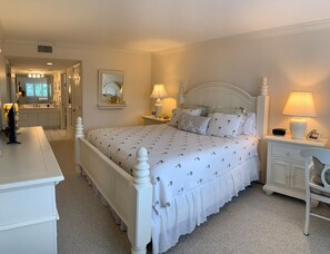 2 bedrooms, desk, iron/ironing board, WiFi - Fully Equipped 3rd floor unit (Sarasota)