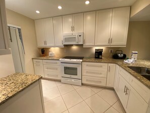 Frigorífico, microondas, horno y lavavajillas