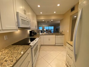 Kjøleskap, mikrobølgeovn, ovn og oppvaskmaskin