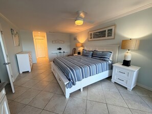 3 bedrooms, iron/ironing board, WiFi, bed sheets - Bright and spacious 3 bedroom, 4th Floor unit (Sarasota)