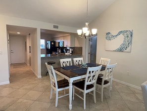 Dining - Bright and spacious 3 bedroom, 4th Floor unit (Sarasota)