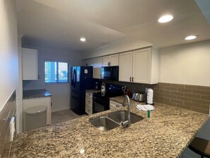 Een koelkast, een microgolfoven, een oven, een vaatwasser