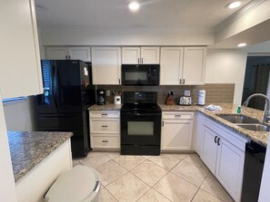 Frigorífico, microondas, horno y lavavajillas