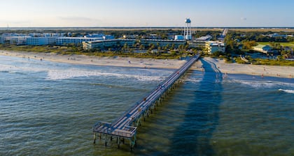 Stylish beachfront condo walking distance to beach, pool, pier and restaurants!