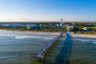 Stylish beachfront condo walking distance to beach, pool, pier and restaurants!