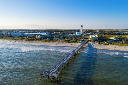 Stylish beachfront condo walking distance to beach, pool, pier and restaurants!