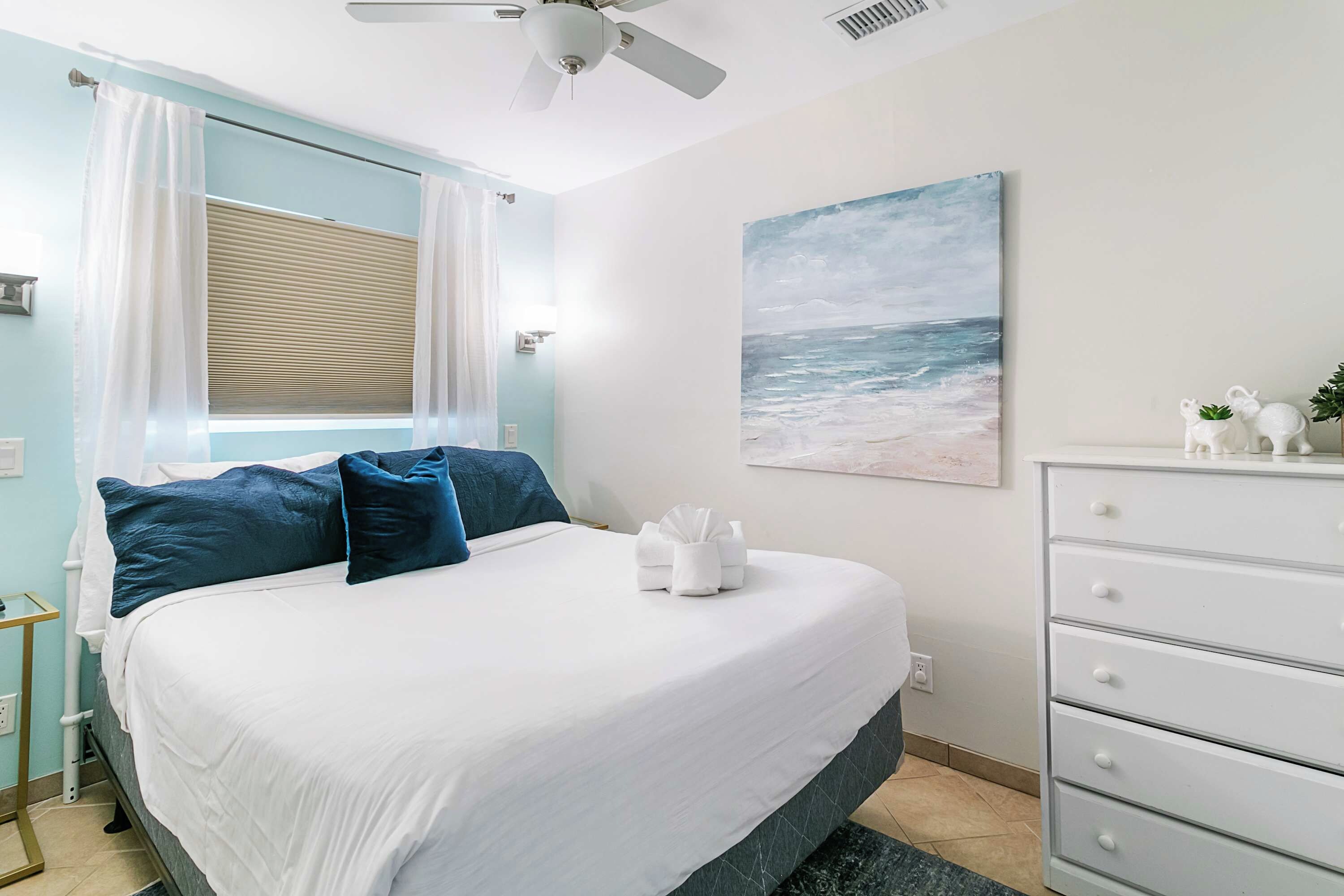 Stylish Beachfront Condo Walking Distance To Beach, Pool, Pier And Restaurants! - Mount Pleasant, SC