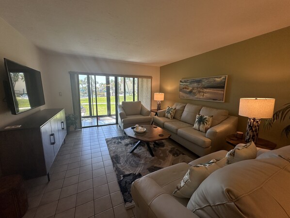 TV, DVD player - Poolside 2 bed 2 bath Condo (Sarasota)