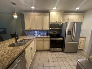 Fridge, microwave, oven, dishwasher - Poolside 2 bed 2 bath Condo (Sarasota)