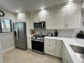 Refrigerador, microondas, horno y lavavajillas 