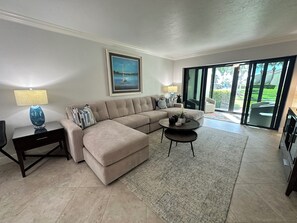 TV, DVD player - Subtle coastal charm 2bd/2bath condo (Sarasota)