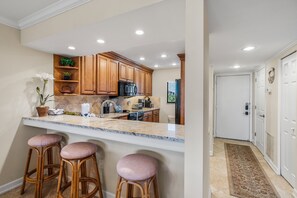 Een koelkast, een magnetron, een oven, een vaatwasser