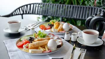 Daily to-go breakfast (EUR 11 per person)