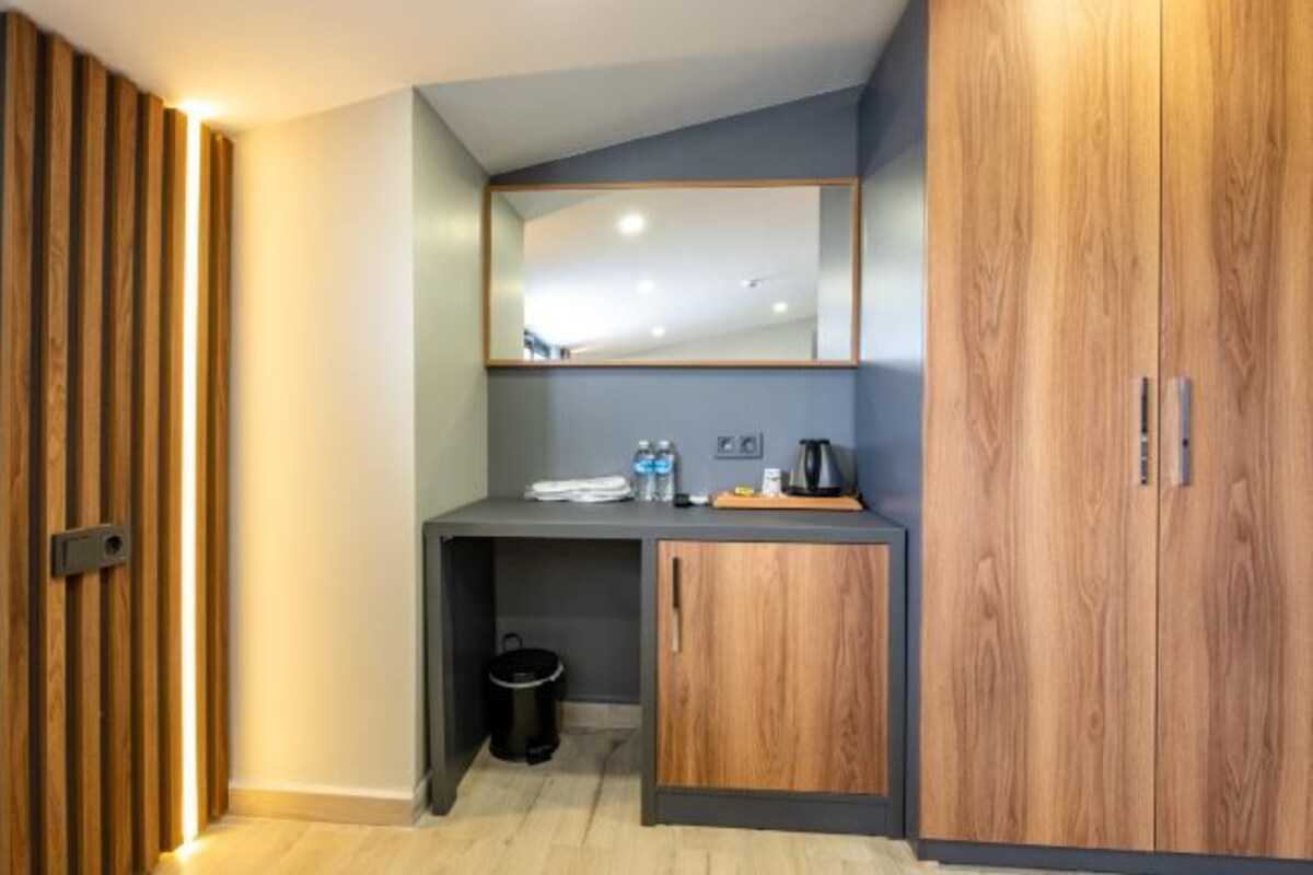 Une salle de bain moderne avec un meuble-lavabo en bois, un miroir et un placard.