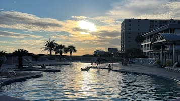 Inomhuspool och utomhuspool