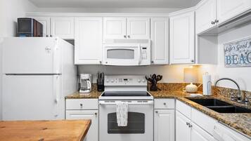 Mikrovågsugn, ugn, spishäll och diskmaskin