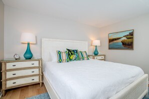 3 bedrooms, free WiFi, bed sheets - Summer Winds Oceanfront Condo (Salter Path)