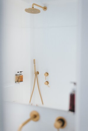 Secador de cabelo, toalhas de banho, sabonete, shampoo