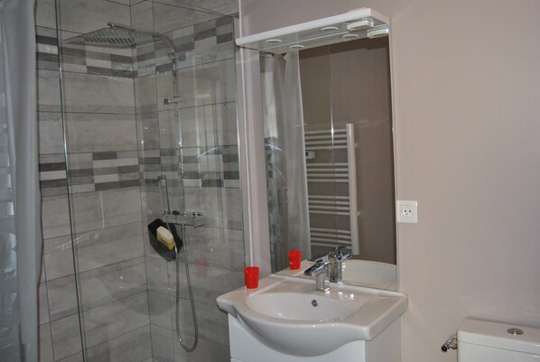 バスアメニティ (無料)、ヘアドライヤー、タオル