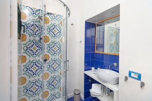 Dusche, Haartrockner, Bidet, Handtücher
