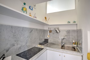 Fridge, microwave, oven, coffee/tea maker