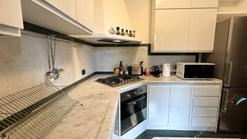 Frigorifero, microonde, forno, piano cottura