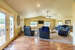 TV - Custer Connection- Private Retreat: 6-Acre Nature Escape with Trail Access, Custer. (Custer)