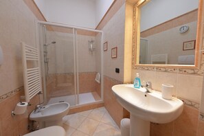 Shower, hair dryer, bidet - Vacation home with private pool, Floridia (Floridia)