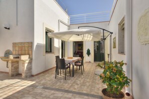 Outdoor dining - Vacation home with private pool, Floridia (Floridia)