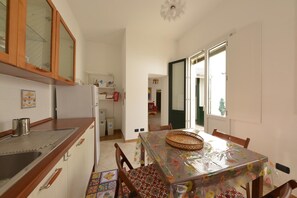 Fridge, microwave, oven, stovetop - Vacation home with private pool, Floridia (Floridia)