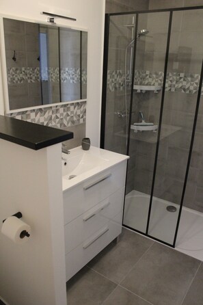 Shower, hair dryer, towels, soap - Logement Idéal Curistes (Rochefort)