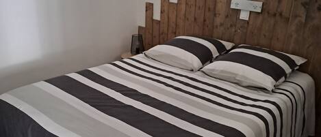 1 dormitorio, tabla de planchar con plancha, wifi gratis y ropa de cama