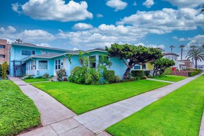 Exterior - 706 S Pacific Unit B · Steps From Beach, Panoramic Ocean Views, W Parking (Oceanside)