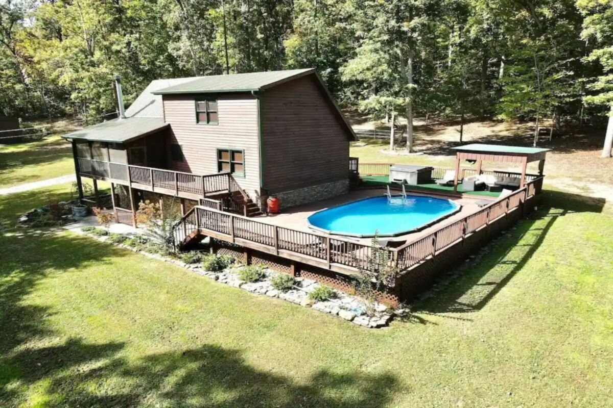 Huge Family Retreat! HOT Tub +Pool +Firepit +Games